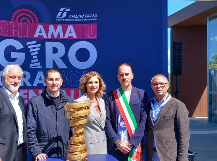 Un treno in livrea rosa ha accompagnato il "Trofeo senza fine" a Venaria Reale. Madrina d'eccezione Martina Colombari